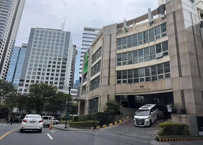 Cozy Unit In Forbeswood Parklane Bgc